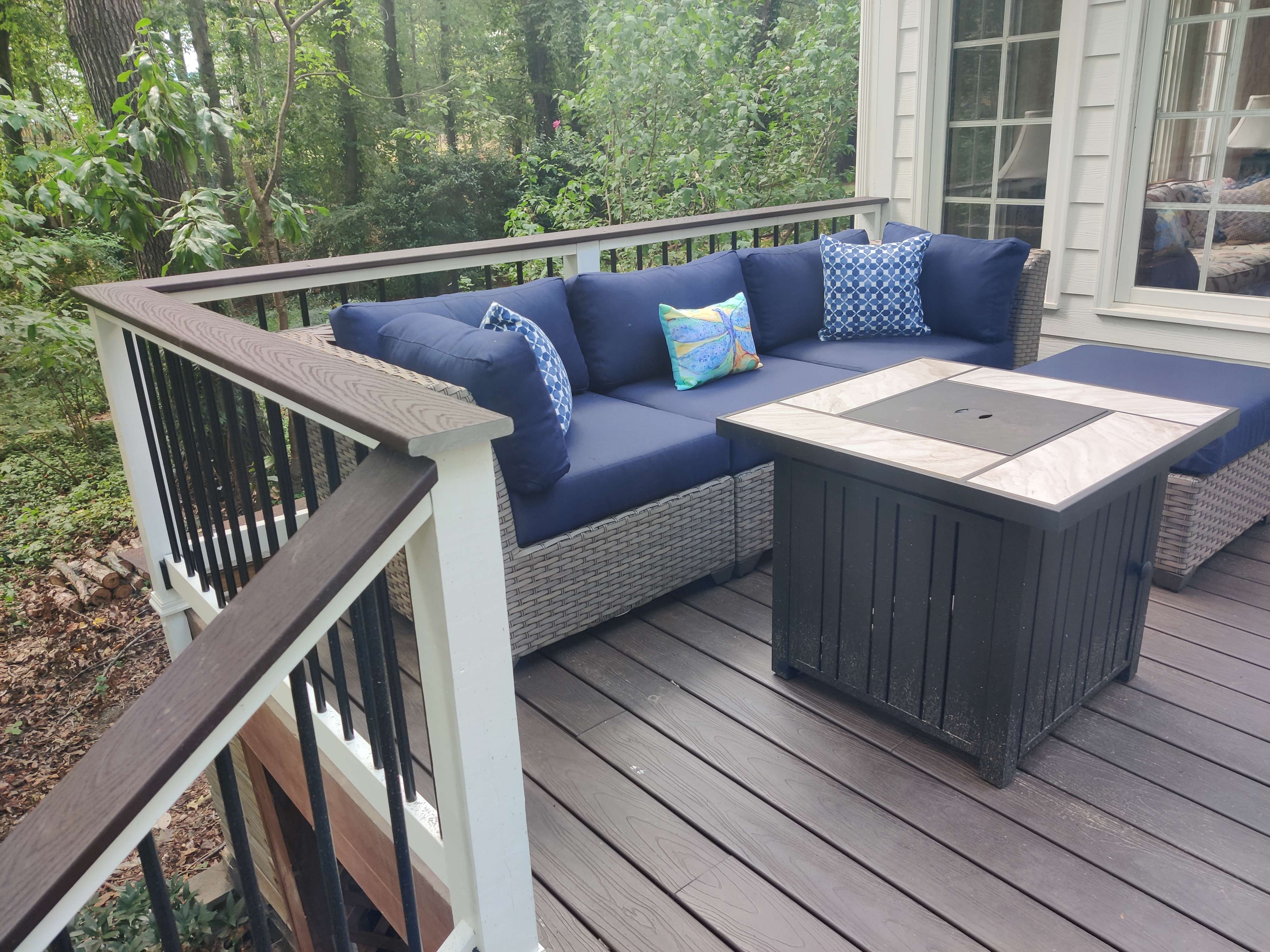 Modern Deck Oasis